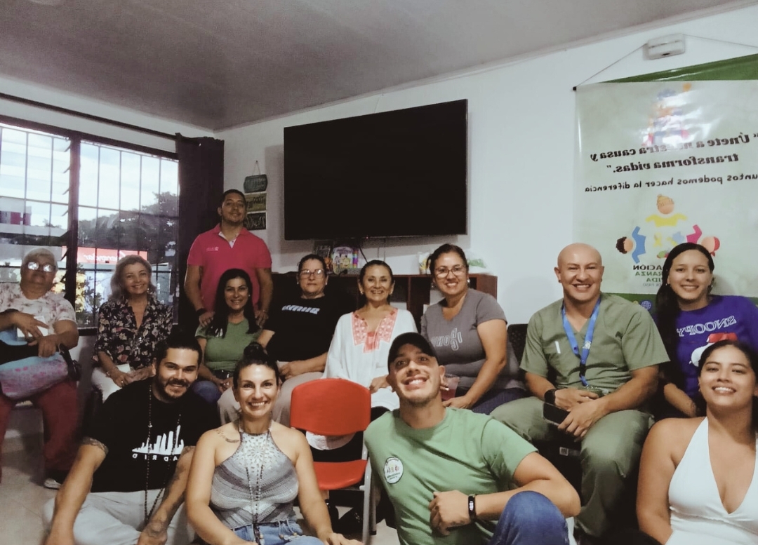 Familias y equipo en el Hogar de Paso